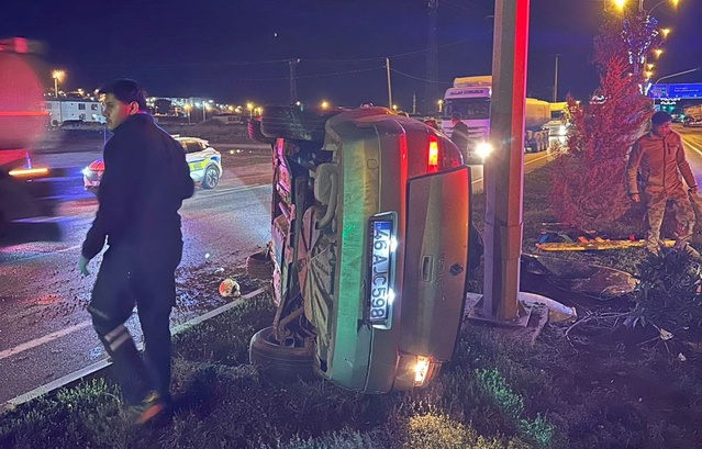 Gaziantep Nurdağı'nda refüje çarpan otomobilin 21 yaşındaki sürücüsü kurtarılamadı.