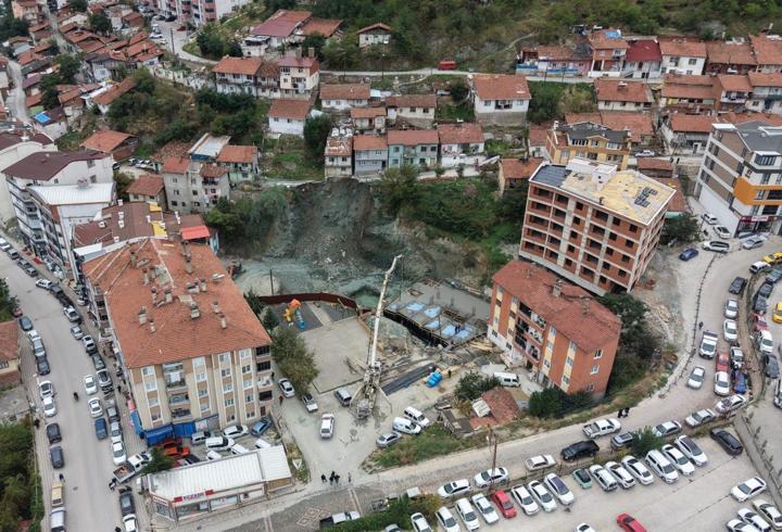 Tokat'ta yol çöktü, 2 katlı ev tahliye edildi
