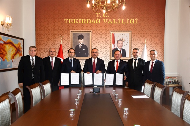 Adnan Sungur Tekirdağ'a 2 ambulans ve aşı nakil aracı bağışladı