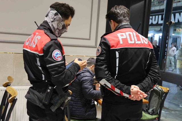 Elazığ'da emniyet ekipleri Köfteciler Sokağı'nda şüpheli şahıslara üst araması yaptı