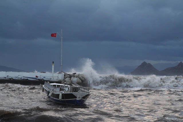 Bodrum'da olumsuz hava koşulları Datça ve İstanköy feribot seferlerini iptal ettirdi