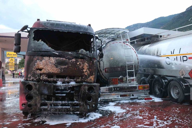 Denizli'de akaryakıt istasyonunda patlayan tanker ikiye bölündü, 3 tanker hasar gördü