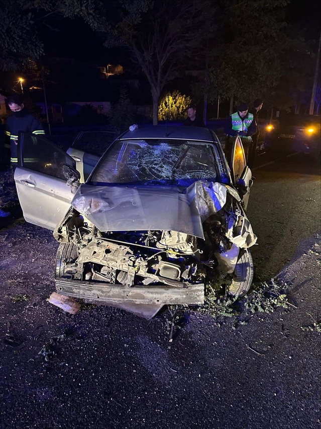 Bilecik'te bariyere çarpan otomobildeki 5 kişi hastaneye kaldırıldı