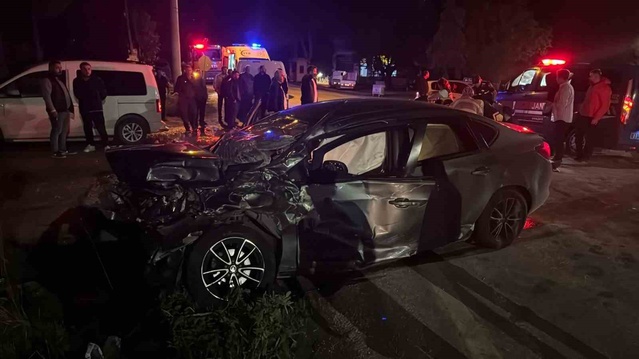 Bilecik Osmaneli'de tırın çarptığı otomobildeki 5 kişi yaralandı