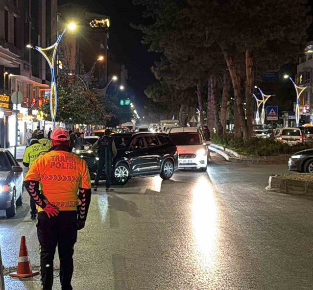 Tatvan'da Huzur ve Güven denetiminde ekip yaklaşık 500 şahıs, 200 aracı kontrol etti