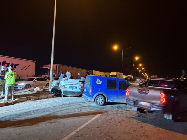 Hatay Reyhanlı'da savrulan otomobil refüjdeki yayalara çarptı, 6 kişi yaralandı