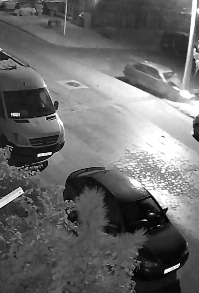 Afyonkarahisar Bolvadin'de kontrolden çıkan otomobil direğe çarptı, sürücü yaralandı