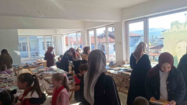 Hisarcık'ta İlçe Müftülüğünün açtığı kitap fuarı vatandaş ve öğrencilerle buluştu