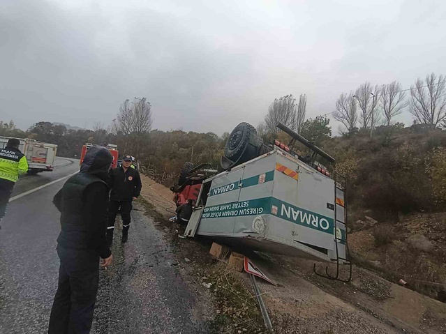 Sivas Suşehri'nde Giresun Orman Bölge Müdürlüğü aracı devrildi, 3 personel yaralandı