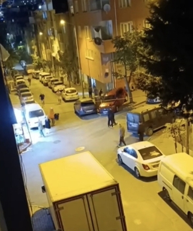 İstanbul Sultangazi'de motosikletli saldırganlar yürüyen genci bacağından vurdu