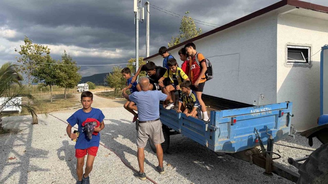 Emekli sporcu traktörüyle köy çocuklarını halı sahaya taşıyor, para almadan çalıştırıyor