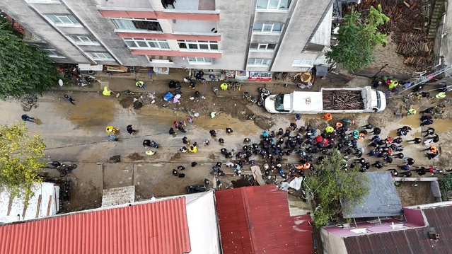 Ayazağa'da selin 3. gününde stadyum çamurla kaplandı, görüntüler drone ile çekildi