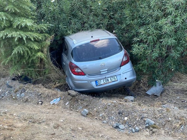 Antalya Serik'te kontrolden çıkan otomobil şarampole devrildi, sürücü hafif yaralandı