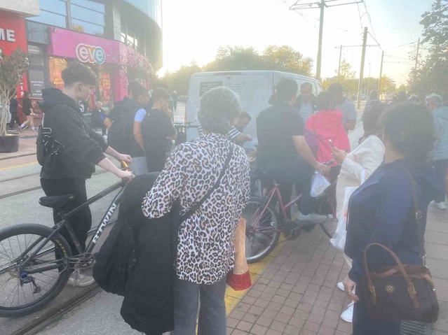Eskişehir'de scooter ile otomobil çarpıştı, sürücüye vatandaşlar yardım etti