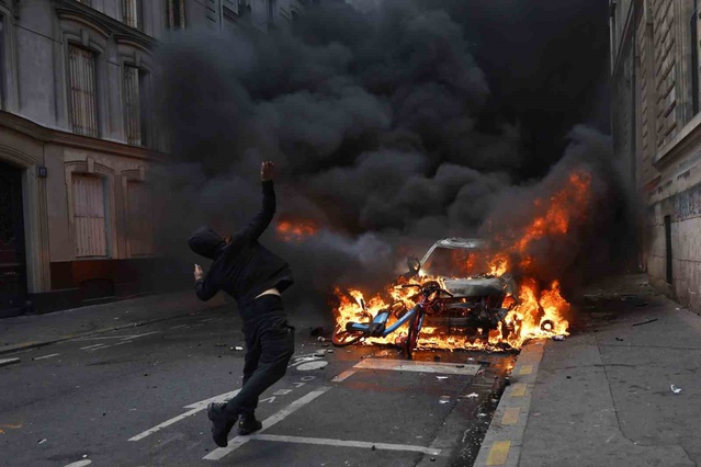 Paris'te Sarı Yelekliler eylemlerinde 13'ü çocuk 195 kişi gözaltına alındı