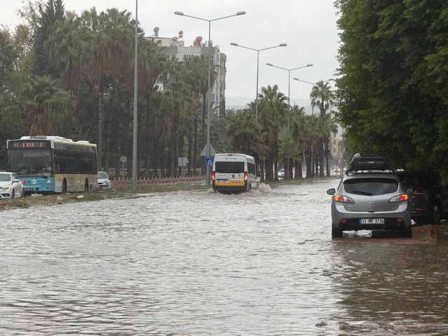 Mersin Silifke'de sağanak yolları göle çevirdi, araçlarda mahsur kalanlar kurtarıldı