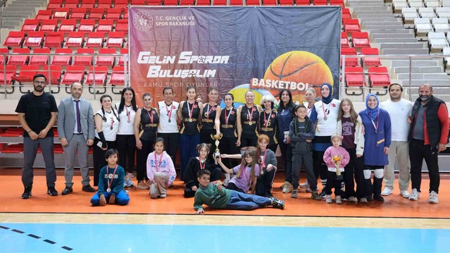 Erzincan'da 12 takımlı voleybol turnuvasını Erzincan Valiliği takımı kazandı
