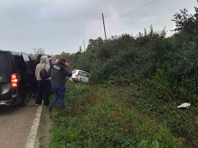 Erfelek-Sinop yolunda kontrolden çıkan otomobil şarampole uçtu, 4 yaralı
