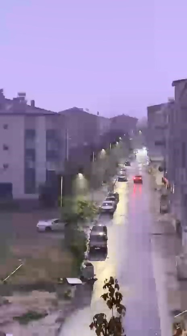 Elazığ'da gök gürültülü sağanakta çakan şimşekler geceyi gündüze çevirdi