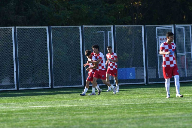 Sungur FK, Develispor'u 5-0 yendiği Kayseri U19 Ligi maçında ilk galibiyetini aldı