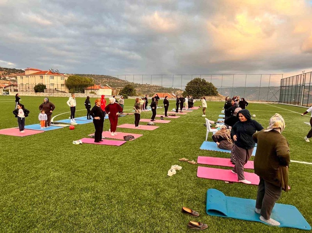 Denizli Güney'de yoga etkinliğinde kadınlar hareketli yaşama dikkat çekti