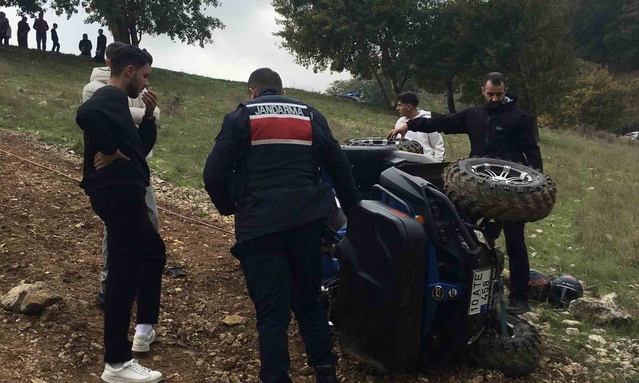 Balıkesir Erdek'te yamaca tırmanmaya çalışan ATV devrildi, 2 kişi hafif yaralandı