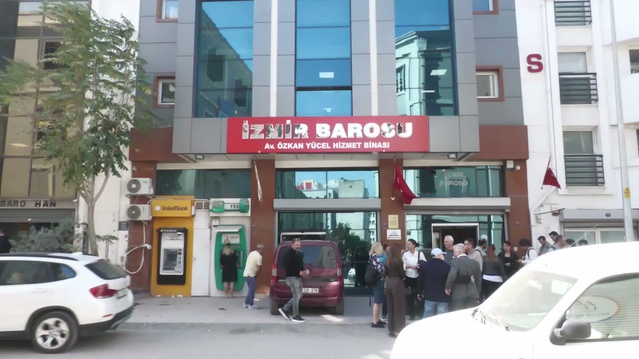 Serhat Sökmen mazbatasını alarak İzmir Barosu Başkanlığı görevine başladı
