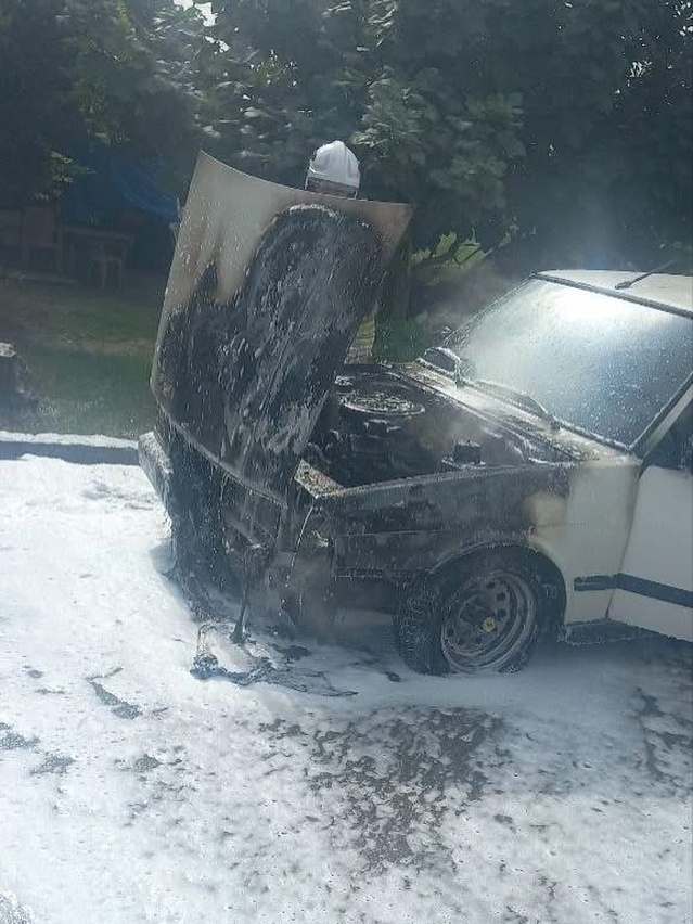 Hatay Erzin'de TOFAŞ marka otomobil yangında kullanılmaz hale geldi.