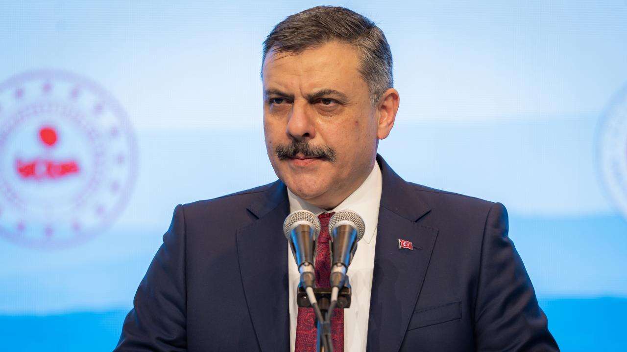 Bakan Mustafa Çiftçi’den yaralı genci yağmurdan koruyan polise teşekkür