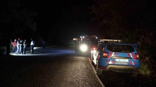 Antalya Konyaaltı'da 50 metrelik uçuruma yuvarlanan araçta 2 kişi öldü, 4 kişi yaralandı