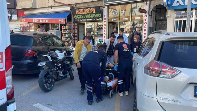 Karaman'da devrilen motosikletin sürücüsü, SUV'a arkadan çarpma sonucu yaralandı.