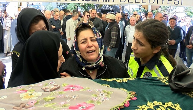 Polis nişanlısının öldürdüğü 26 yaşındaki avukat, meslektaşlarının örttüğü cübbeyle uğurlandı