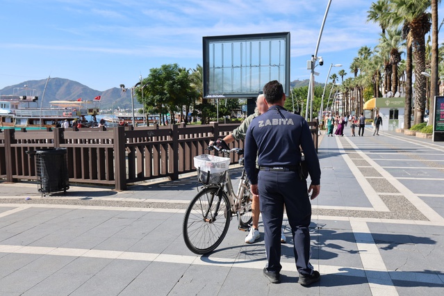 Marmaris Zabıtası, bisiklet ve skuter sürücülerini Sahil Yolu'nda denetledi