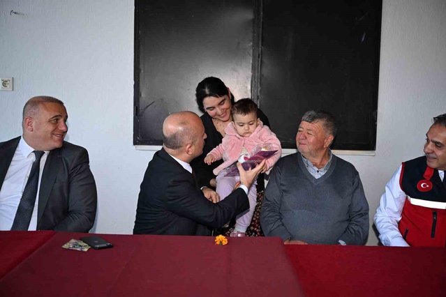 Aydın Valisi Osman Varol, Köşk Sarıçam'da vatandaşlarla buluşup taleplerini dinledi.