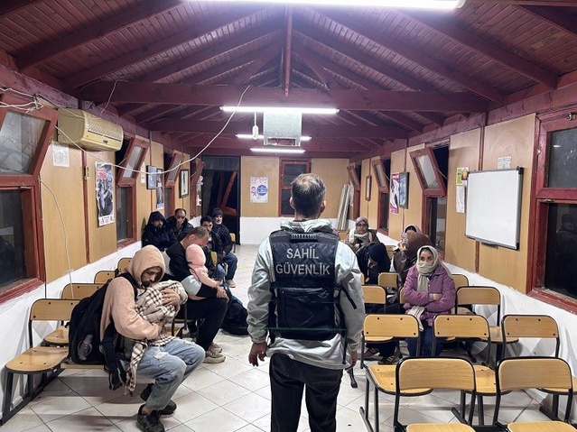 İzmir'de sahil güvenlik ve jandarma 76 düzensiz göçmen yakaladı