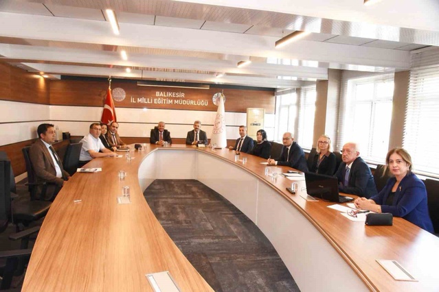 Milli Eğitim Müdürü Kal, Balıkesir'de hayat boyu öğrenme toplantısına başkanlık etti