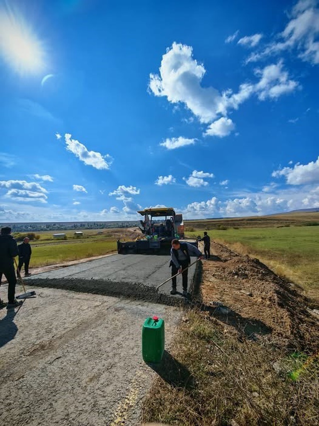 Kars Susuz'da Kırçiçeği köyünde 1,5 kilometrelik SSB beton yol yapımına başlandı
