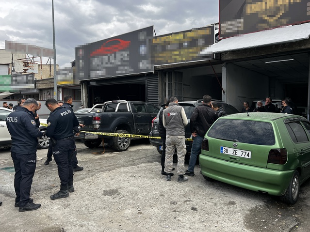 Kayseri Kocasinan'da oto tamirhanesinde silahlı kavgada 3 kişi yaralandı, biri ağır
