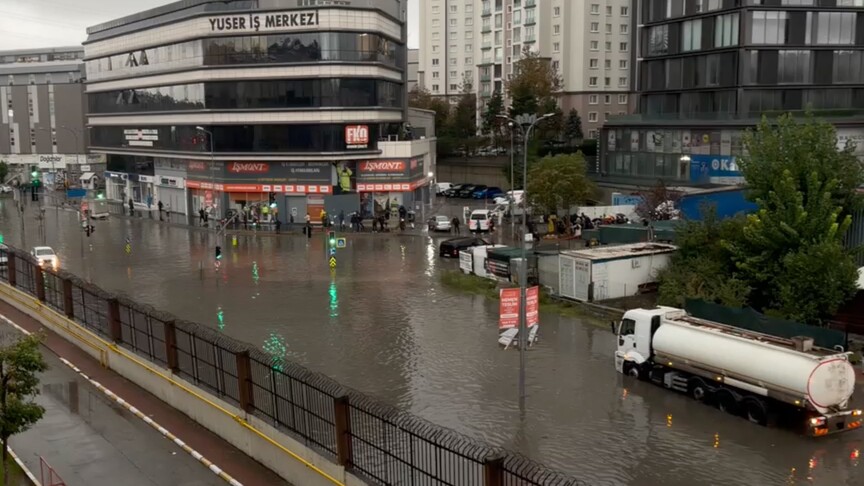 İstanbul'da sağanak hayatı olumsuz etkiledi