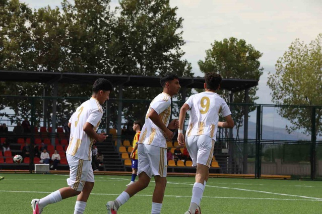 Kayserispor U16, Amatör Spor Vefa'yı 19-0 yenip 3'te 3 yaparak 2. sırada yer aldı