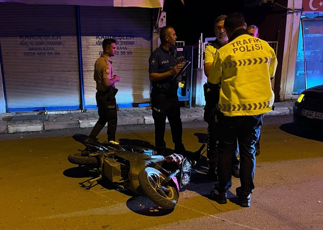 Adana Kozan'da elektrikli motosiklete çarpan araç sürücüsü, 2 yaralı bırakıp kaçtı