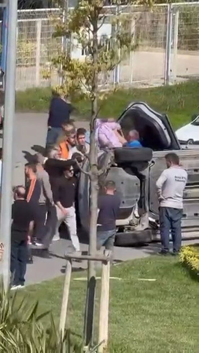 Tuzla'da takla atan otomobile çarpan hafif ticari araç kazasında 2 kişi yaralandı