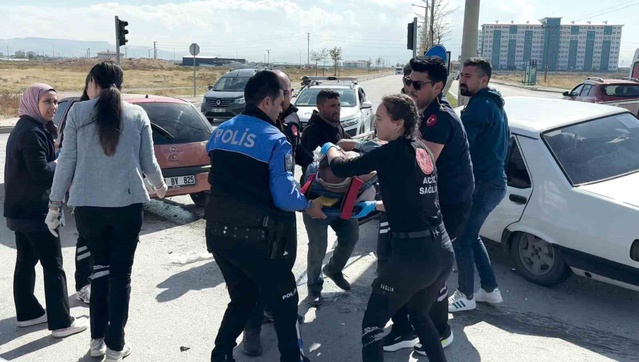 Aksaray'da kavşakta çarpışan iki otomobilin 2 sürücüsü hastaneye kaldırıldı