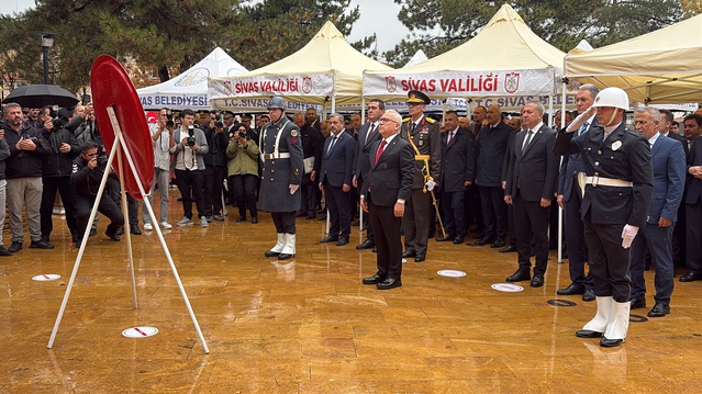 Sivas'ta 29 Ekim çelenk töreni öncesi sağanak katılımcıları hazırlıksız yakaladı