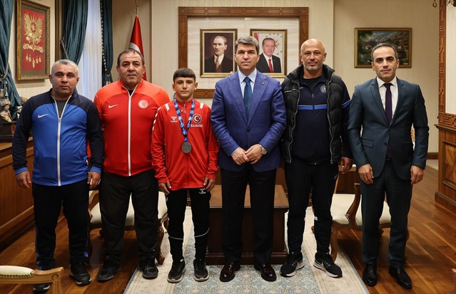 Amasya Valisi Bakan, U15 Balkan ikincisi güreşçi Kuzucu'ya hediye takdim etti
