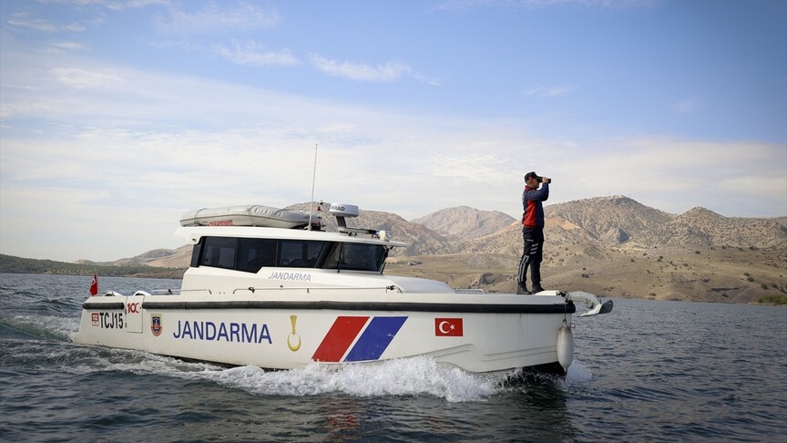Jandarmanın "yüzen karakolu" Karakaya Barajı'nda görev başında
