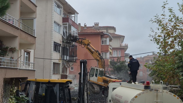 Zonguldak'ta çökme riski bulunan 41 yıllık apartmanın kontrollü yıkımına başlandı