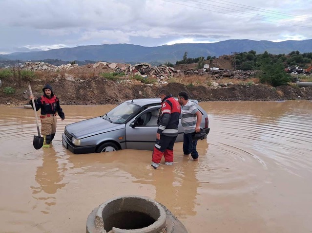Hatay Antakya'da suyla kaplı yolda mahsur kalan çocuk ve yetişkin kurtarıldı