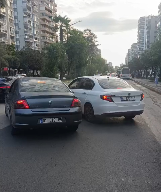 Adana'da araçtan inme cezası 180 bin lira olunca iki sürücü camdan cama tartıştı