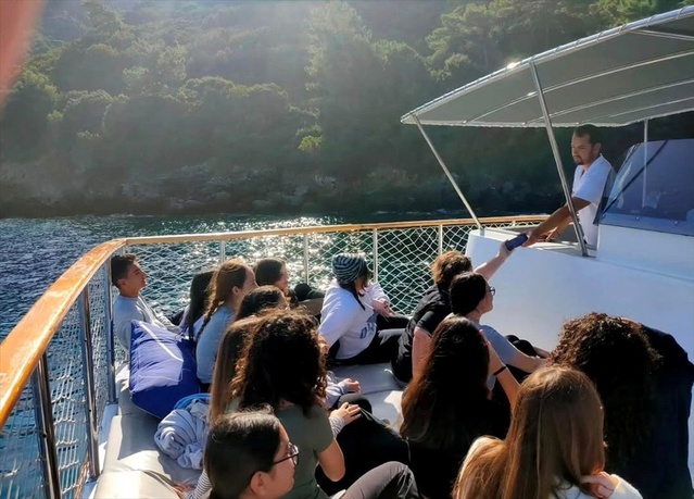 Datça'da lise öğrencileri Akdeniz foklarını öğrenmek için denize açıldı